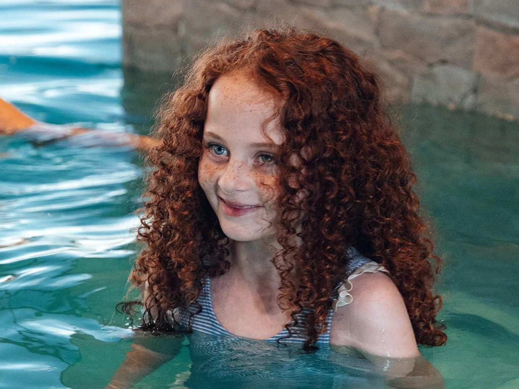 NIÑA SOLA PISCINA